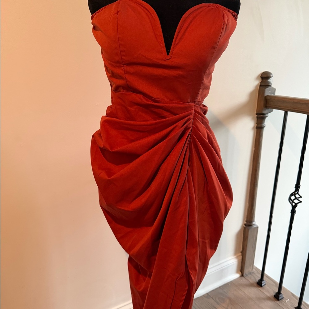 NWT PrettyLittleThing Strapless Rust Orange Ruched Midi Dress - Picture 4 of 4